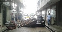 Rize'de Fırtına Çatıyı Uçurdu, 4 Araç Zarar Gördü Haberi