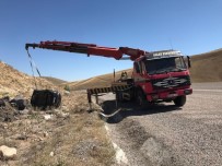 Sivas'ta Yoldan Çıkan Otomobil Devrildi Açıklaması 2 Yaralı