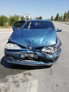 Sungurlu'da İki Otomobil Çarpıştı Açıklaması 3 Yaralı