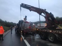 Demir Profil Yüklü Tır Devrildi, Trafik Durdu