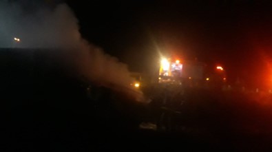 Denizli'de İş Makinesine Tır Arkadan Çarptı Açıklaması 2 Yaralı