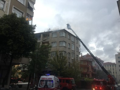 Güngören'de Bir Binanın Çatısı Alev Alev Yandı