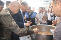 İDRIS AKBıYıK - Hakkari Polisinden 3 Bin Kişiye Aşure