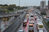 İstanbul'da Yağmur Trafiği Felç Etti