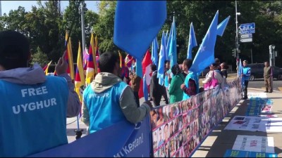 İsviçre'de Uygurlar Ve Tibetliler Çin'i Protesto Etti