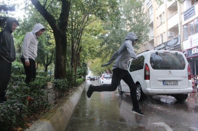 Kocaeli'de Sağanak Yağış Etkili Oluyor