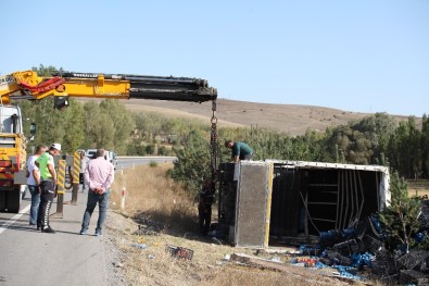Sivas'ta Meyve Yüklü Kamyon Devrildi Açıklaması 1 Yaralı