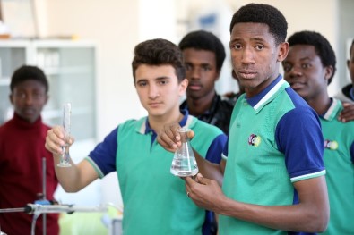 TDV, 80 Ülkeden 1521 Öğrenciye Türkiye'de Eğitim Desteği Veriyor