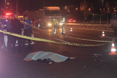 TEM'de Yolun Karşısına Geçmeye Çalışan Kadına Otomobil Çarptı Açıklaması 1 Ölü