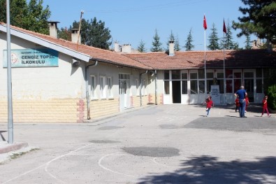 Veliler 'İlkokul Yıkılacak' İddiası İle Valiliğe Koştu