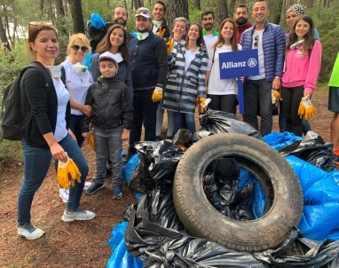 Allianz Türkiye Çalışanları Temizlik Hareketine Katılarak İstanbul Ve İzmir'de Çöp Topladı