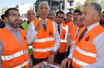 YUNUS KILIÇ - Kars'ta Karayolları Yolları Yapıyor, Belediye Bakıyor