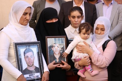 Kulp Şehitlerinin Yakınlarından HDP Önündeki Ailelere Destek Ziyareti