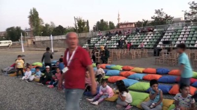 Tuzluca'da Köy Çocukları İlk Kez Açık Havada Sinema İzledi