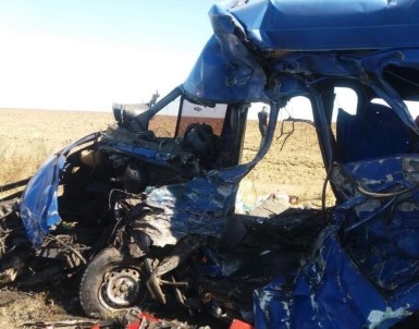 Ukrayna'da Tır İle Minibüs Çarpıştı Açıklaması 9 Ölü