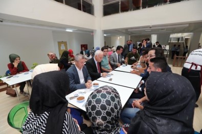 Başkan Tahmazoğlu'ndan Öğrencilere Aşure İkramı