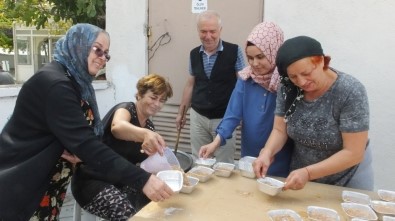 Burhaniye'de 3 Bin Kişiye Aşure İkramı Yapıldı