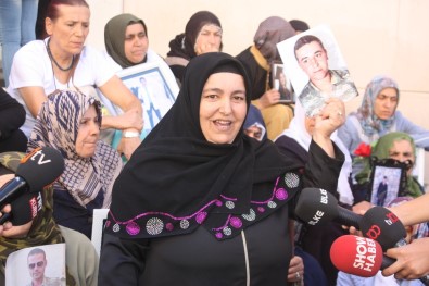 Çocukları Dağa Kaçırılan Anne Ve Baba Tedavi Sonrası HDP Önündeki Eyleme Katıldı