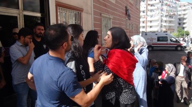 HDP'liler İle Parti Binası Önünde Eylem Yapan Aileler Arasında Gerginlik
