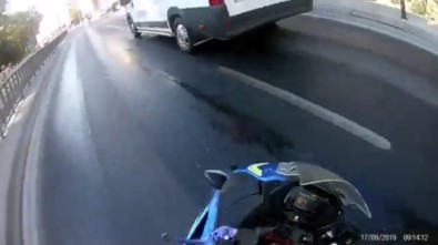 İstanbul'da Motosikletli Gencin Metrelerce Sürüklendiği Kaza Kamerada