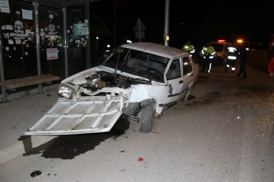 Konya'da Otomobil Direğe Çarptı Açıklaması 2 Yaralı