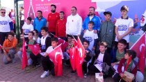 DÜNYA ŞAMPİYONU - Milli Sporcular Haliç'te Kulaç Attı