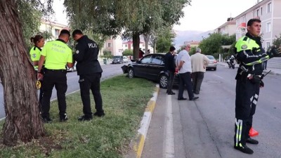 Otomobil Refüjdeki Ağaca Çarptı Açıklaması 3 Yaralı