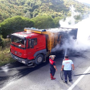 Sinop'ta Taş Yüklü Kamyon Alev Aldı