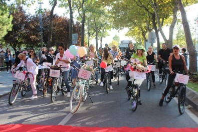 'Süslü Kadınlar' Süslü Bisikletleriyle Caddelerde