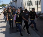 BIBER GAZı - Taciz Bahanesiyle İş Yerlerine Saldırıp Yağmalayan 20 Zanlı Adliyeye Sevk Edildi