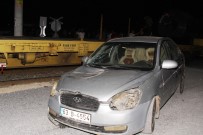 Tarsus'ta Tren İle Otomobil Çarpıştı Açıklaması 4 Yaralı