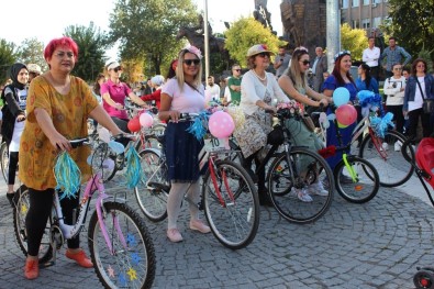 Uşak'ta İlk Kez 'Süslü Kadınlar Bisiklet Turu' Gerçekleştirildi