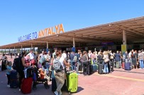 ANTALYA HAVALİMANI - Antalya Havalimanı'nda 'Thomas Cook' Kuyruğu