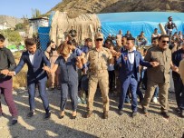 TUNAHAN EFENDİOĞLU - Askerler Şehidin Oğlunu Düğününde Yalnız Bırakmadı