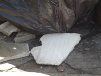 SAĞLIK EKİBİ - Binadan Kopan Parça Yoldan Geçen Turistin Üzerine Düştü