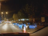 Devrilen Kamyonetteki Nektar Dolu Bidonlar Yola Savruldu