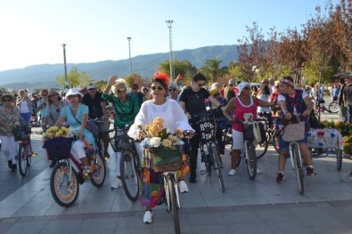 Edremit'te 'Süslü Kadınlar Bisiklet Tur'u Caddeleri Renklendirdi