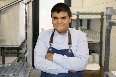 Engelli Genç, Aldığı Eğitimle Otel Mutfağının İkinci Adamı Oldu