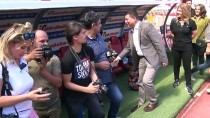 NİKAH TÖRENİ - Gazeteci Çiftin Nikahı Stadyumda Kıyıldı