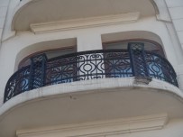 SAĞLIK EKİBİ - (Özel) Taksim'de Bir Binadan Kopan Parça Yoldan Geçen Turistin Üzerine Düştü