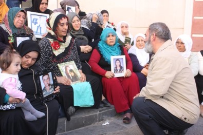 Sanatçı Dursun Ali Erzincanlı'dan HDP Önünde Eylem Yapan Ailelere Destek Ziyareti