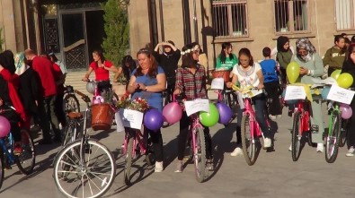 Sandıklı'da Süslü Kadınlar Bisiklet Turu Düzenlendi