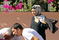 SAĞLIK PERSONELİ - Serseri Kurşun Hareket Halindeki Otomobilin Ön Camına İsabet Etti