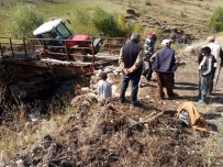 MAHSUR KALDI - Traktör Tahta Köprüde Asılı Kaldı