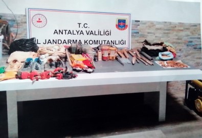Antalya'da 32 Şahıs Kaçak Kazı Yaptıkları Esnada Yakalandı
