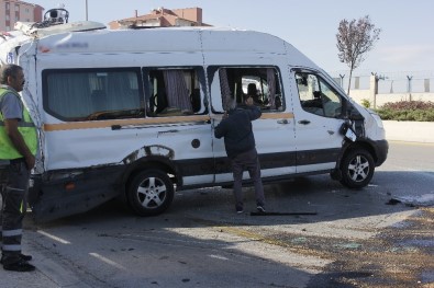 Başkentte Servis Aracı Yan Yattı Açıklaması 2 Yaralı