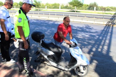 Ehliyetsiz Sürücü Polis Noktasında Motosikleti Bırakıp Kaçtı