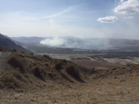 KARAMıK - Gölün Ortasındaki Sazlıkta Yangın