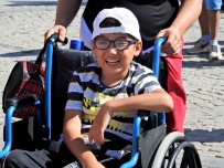 İZMIR VALILIĞI - Kamp Yapan Engelliler, Farkına Varılmak İçin Yürüdü