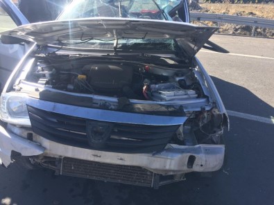 Kars'ta TIR Otomobile Çarptı Açıklaması 2 Yaralı